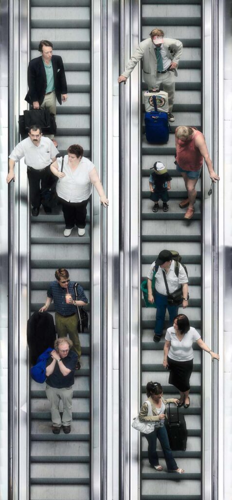 "Escalators" von J. Scriba: Reisende im Berliner Hauptbahnhof aus dem Situ-Art Zyklus