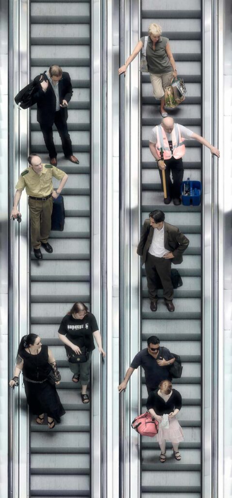"Escalators" von J. Scriba: Reisende im Berliner Hauptbahnhof aus dem Situ-Art Zyklus