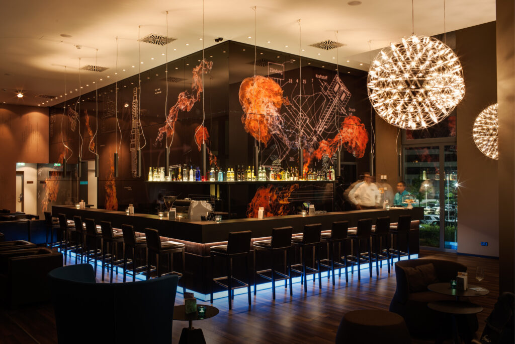 Corporate Art von J. Scriba: "Ignition" Installation, Glasdruck in der Bar des Motel One, Stuttgart Feuerbach