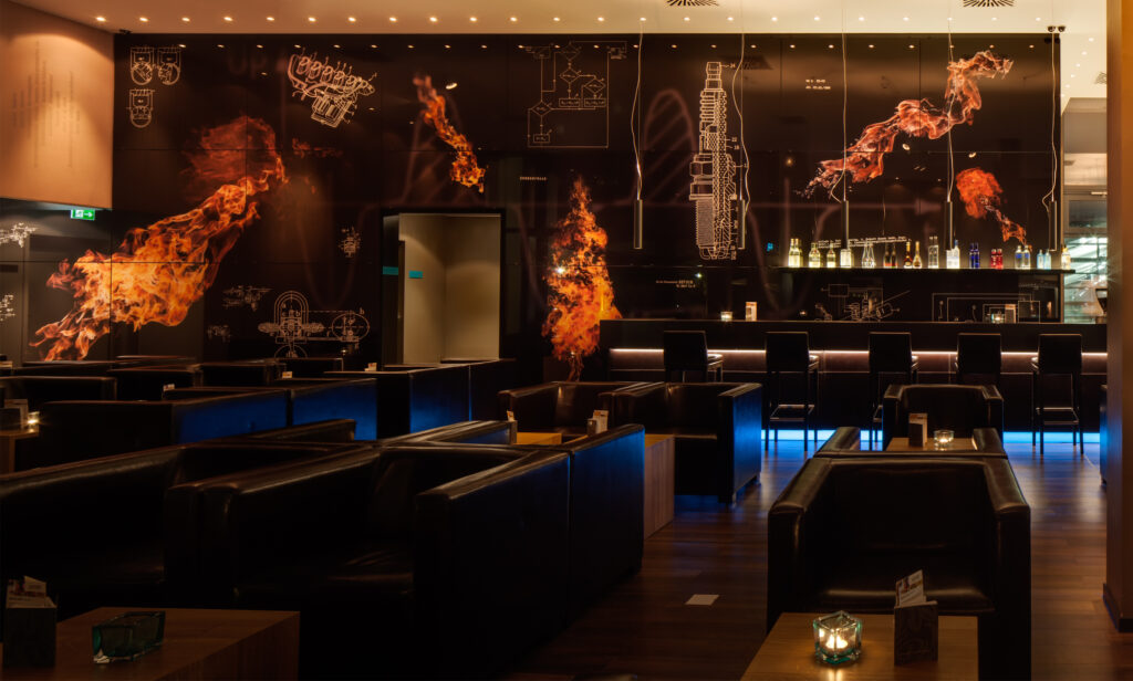 Corporate Art von J. Scriba: "Ignition" Installation, Glasdruck in der Bar des Motel One, Stuttgart Feuerbach
