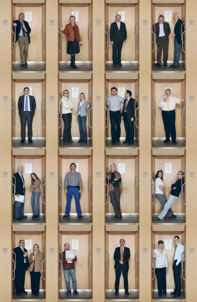 "Paternoster" von J. Scriba: Mitarbeiter einer Versicherung in Hamburg aus dem Situ-Art Zyklus