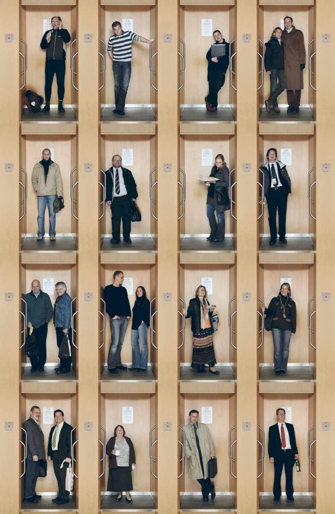 "Paternoster" von J. Scriba: Mitarbeiter einer Versicherung in Hamburg aus dem Situ-Art Zyklus