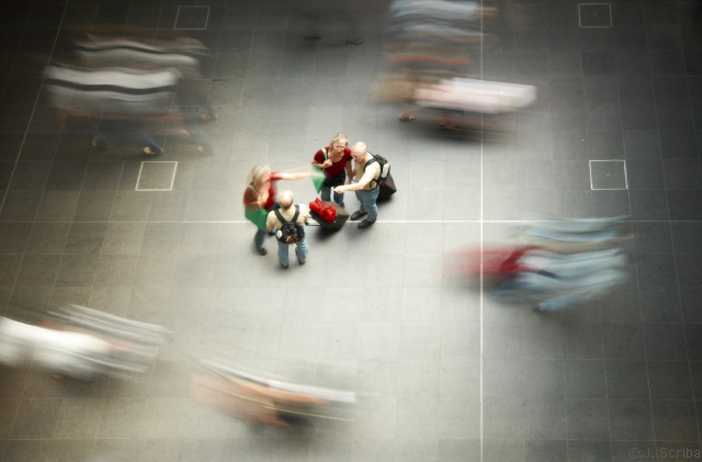 Travelers von J. Scriba: Reisende im Berliner Hauptbahnhof