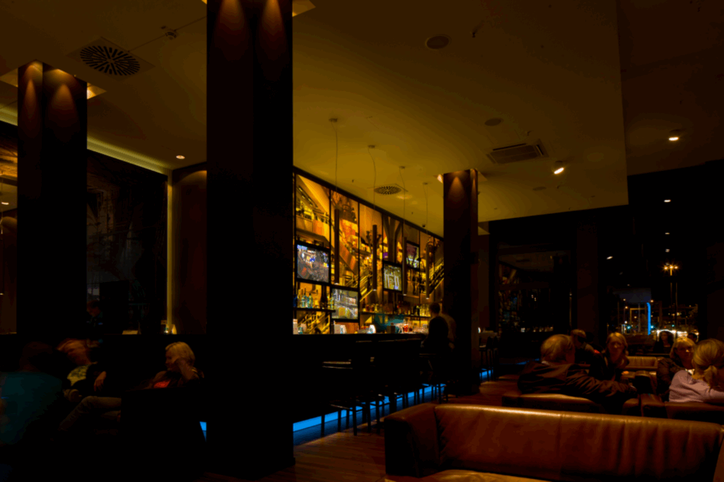 Corporate Art von J. Scriba: Glasdruck und Video-Installation in der Bar des Motel One am Hauptbahnhof, Berlin