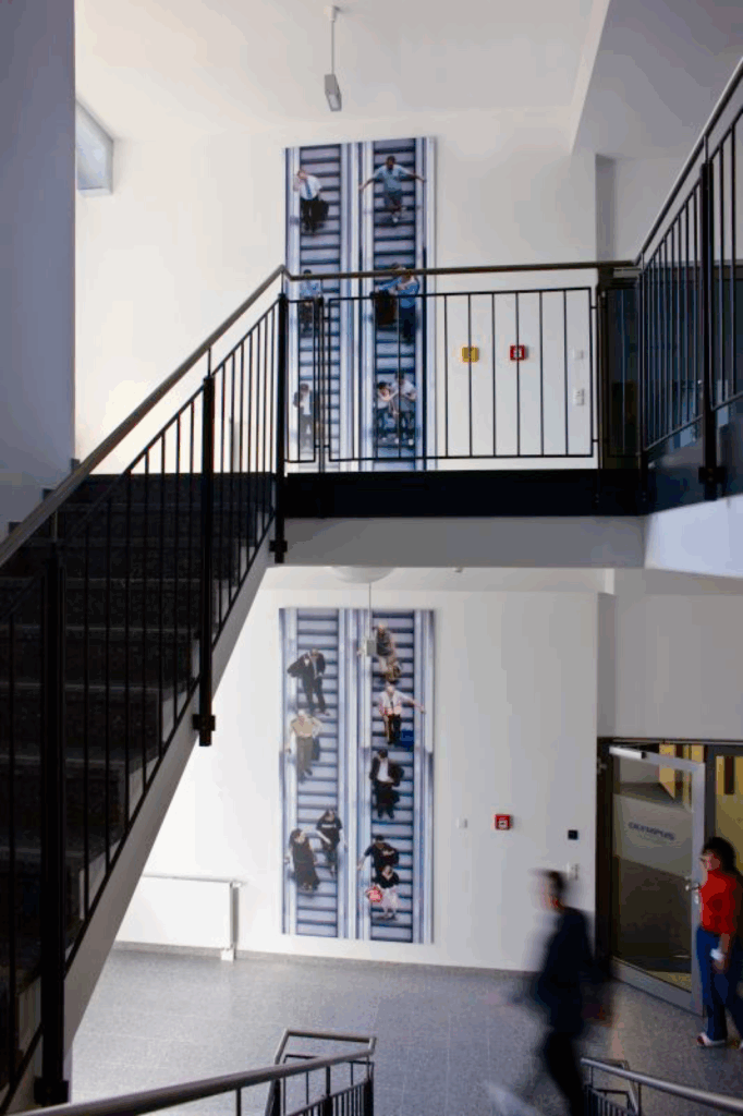 Corporate Art von J. Scriba: Bilder aus der "Escalators"-Serie in einer Münchner Biotech-Firma