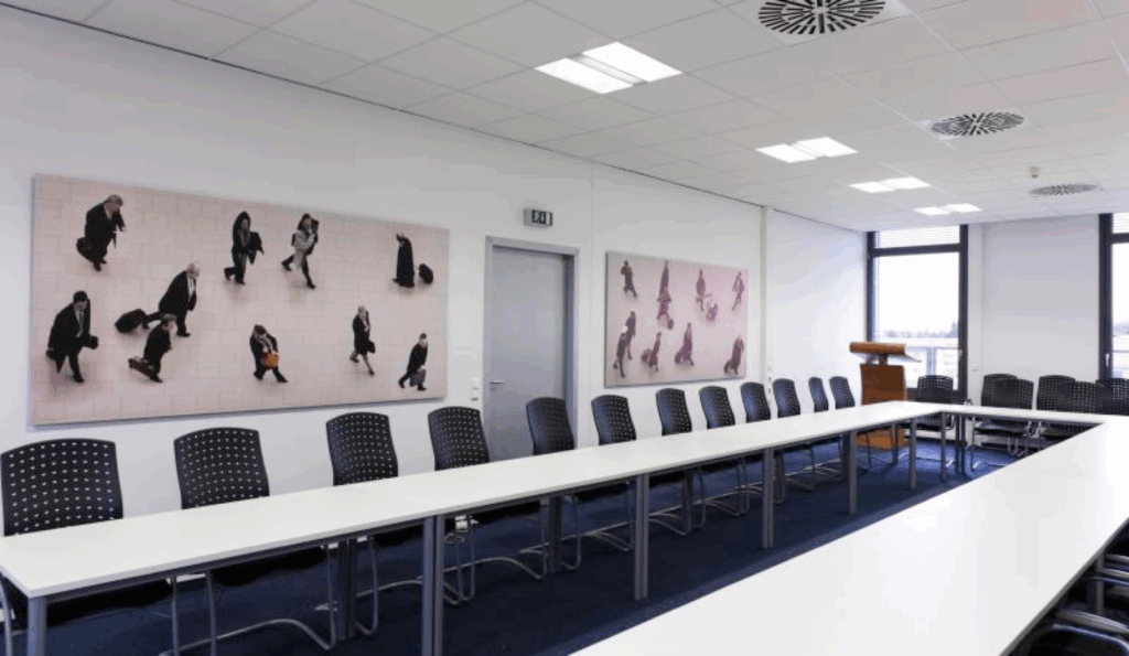 Corporate Art von J. Scriba: Bilder aus der "Airport"-Serie in einer Münchner Biotech-Firma