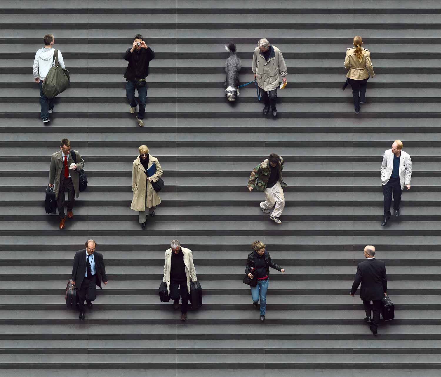 "Stairs" von J. Scriba: Reisende im Berliner Hauptbahnhof aus dem Situ-Art Zyklus